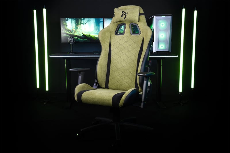 Bild på Avanti i mörk miljö med gaming dator bakom