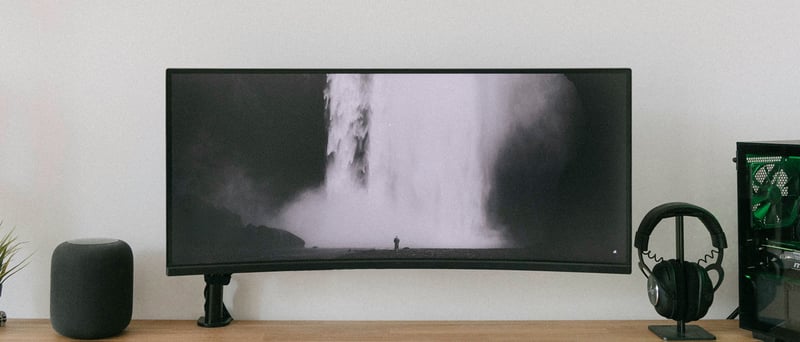 Skärm på ett skrivbord