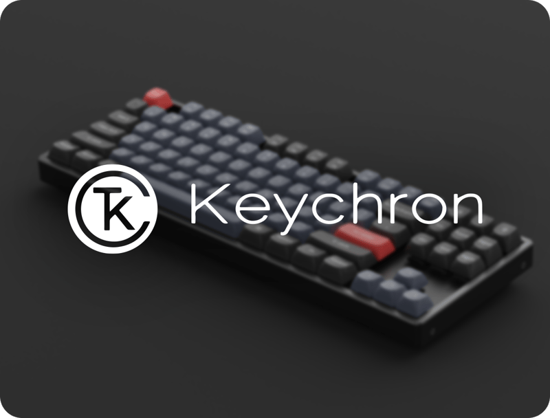 Keychrons logotyp framför ett tangentbord