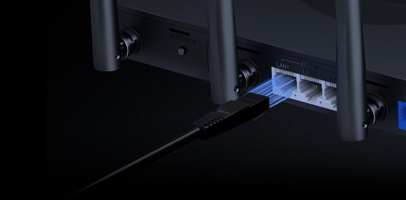 Baksidan av en router med en kabel bredvid