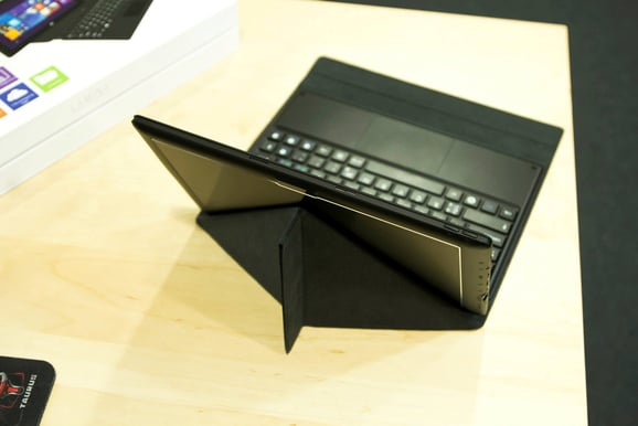 Lamina T-1001BM - 10" 2-in-1 med Windows 8.1 och Microsoft Office för två enheter