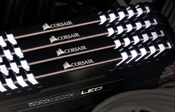 Corsair 16GB (2x8GB) DDR4 2666MHz CL16 Vengeance LED - Vit