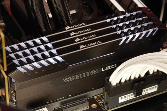 Corsair 32GB (4x8GB) DDR4 2933MHz CL16 Vengeance LED - Vit AMD