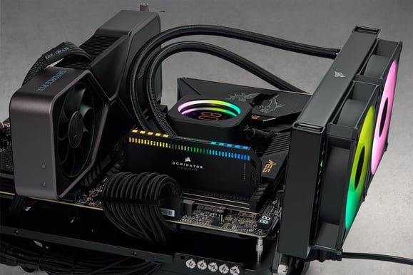 Corsair 32GB (2x16GB) DDR5 5200MHz CL38 Dominator Platinum RGB