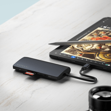 Satechi USB-C Multiport Adapter 8K med Ethernet Midnattsblå