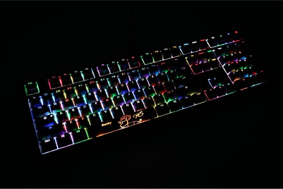 Ducky Shine 5 MX Natural White RGB Svarta keycaps